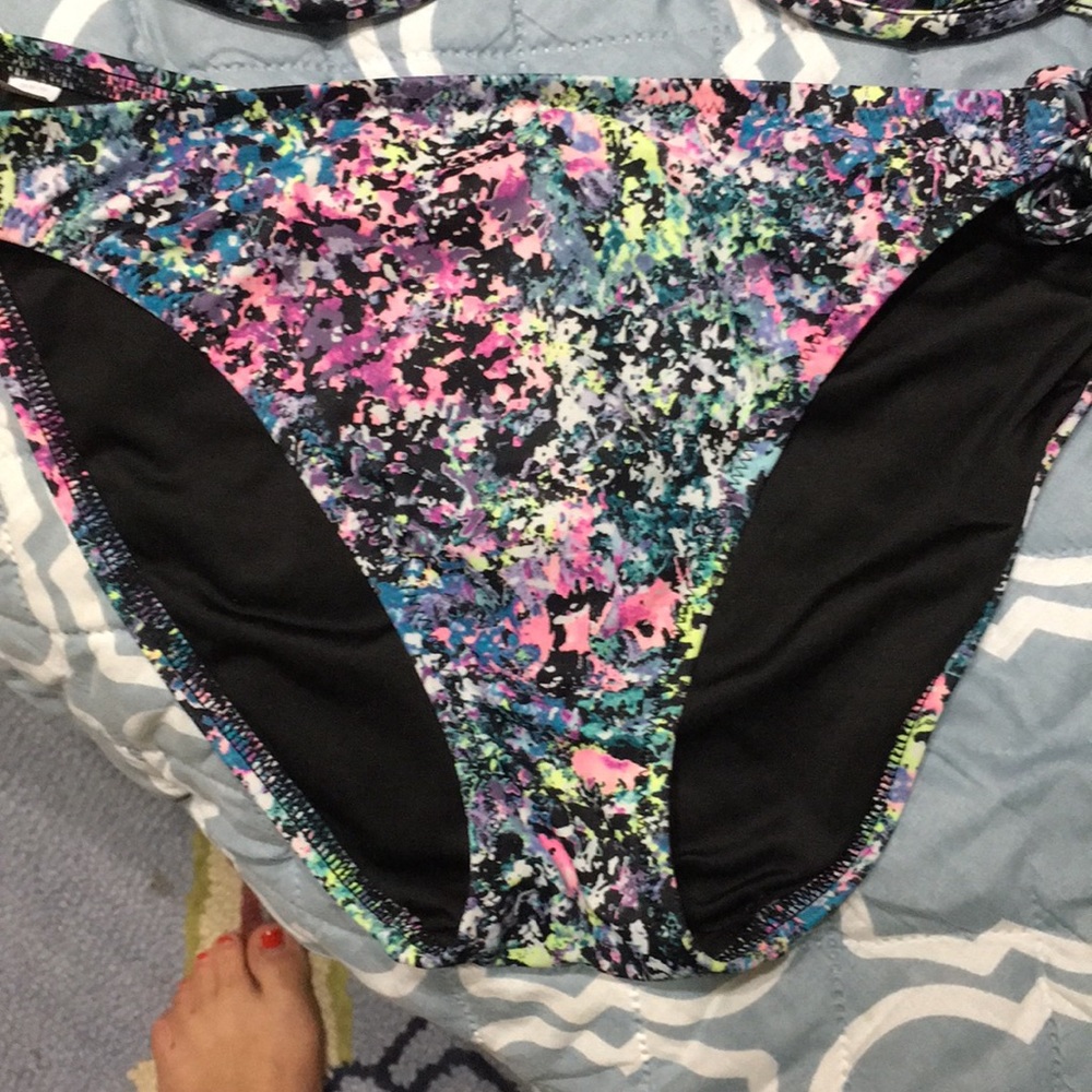 Victoria secret bikini bottoms only - Picture 2 of 3
